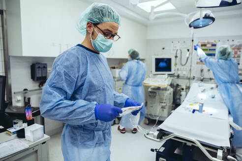 Ärzte bereiten den Schockraum eines Krankenhauses vor - MFF05259