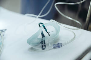 Sauerstoffmaske im Traumaraum eines Krankenhauses - MFF05276
