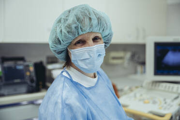 Porträt einer Krankenschwester in Schutzkleidung im Krankenhaus - MFF05278