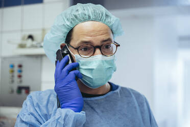 Portrait of a doctor on the phone in a hospital - MFF05279