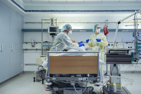 Ärzte, die einen Patienten in der Notaufnahme eines Krankenhauses versorgen, nehmen eine Blutprobe - MFF05303