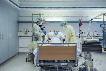 Ärzte, die einen Patienten in der Notaufnahme eines Krankenhauses versorgen, nehmen eine Blutprobe - MFF05309