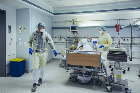 Ärzte, die sich um einen Patienten in der Notaufnahme eines Krankenhauses kümmern - MFF05316