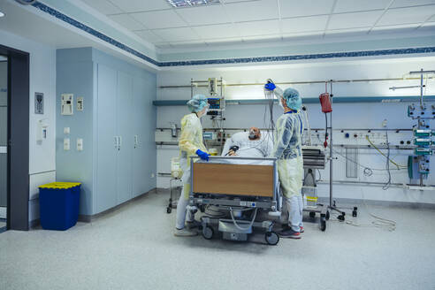 Ärzte versorgen einen Patienten in der Notaufnahme eines Krankenhauses mit Beatmungsgerät - MFF05327