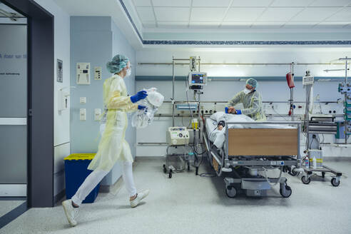 Doctors in a hurry caring for patient in emergency care unit of a hospital - MFF05328