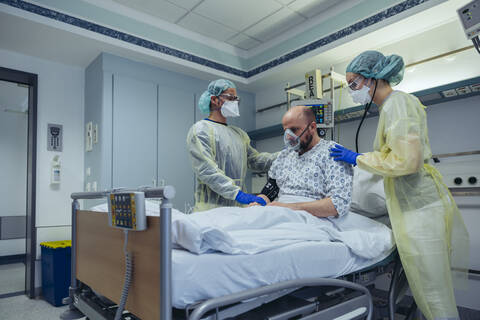 Ärzte, die einen Patienten in der Notaufnahme eines Krankenhauses künstlich beatmen, lizenzfreies Stockfoto