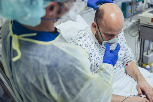 Arzt, der einen Patienten in der Notaufnahme eines Krankenhauses künstlich beatmet - MFF05344