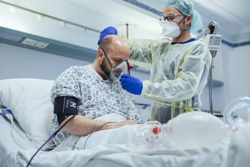 Arzt, der einen Patienten in der Notaufnahme eines Krankenhauses künstlich beatmet - MFF05346