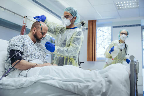 Arzt, der einen Patienten in der Notaufnahme eines Krankenhauses künstlich beatmet - MFF05347