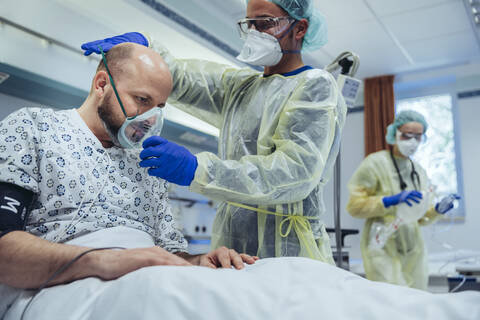 Arzt, der einen Patienten in der Notaufnahme eines Krankenhauses künstlich beatmet, lizenzfreies Stockfoto