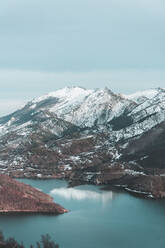 Blick auf schneebedeckte Berge und einen See, Provinz Leon, Spanien - FVS00007