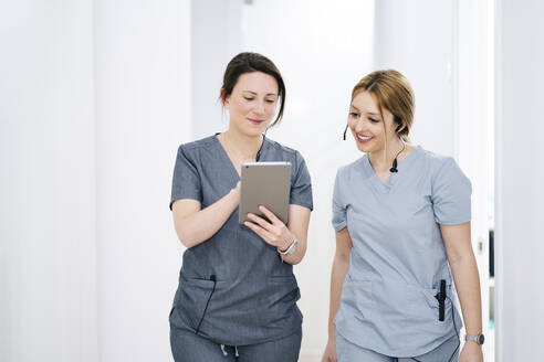Zwei Arzthelferinnen mit Headset und Tablet in einer Arztpraxis - DGOF00649