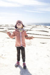 Kleines Mädchen vor Salzpfannen, Fuencaliente, La Palma, Spanien - IHF00308