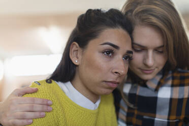 Junge Frau tröstet weinende Freundin - CAIF24933