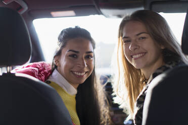 Porträt glückliche junge Frauen im Auto - CAIF24971