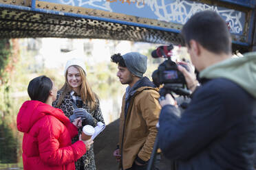 Junge Filmstudenten filmen unter einer Stadtbrücke - CAIF24981