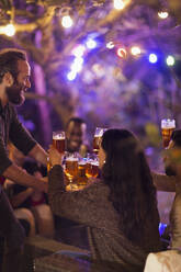 Freunde trinken Bier auf einer Gartenparty - CAIF24986