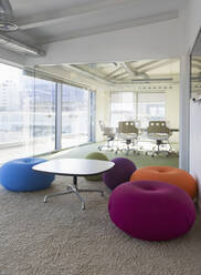 Mehrfarbige Kissen in kreativen Büroräumen - CAIF24994