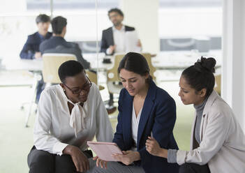 Geschäftsleute verwenden digitale Tabletts in Meetings - CAIF25003