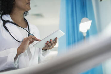 Ärztin mit digitalem Tablet im Krankenhauszimmer - CAIF25059