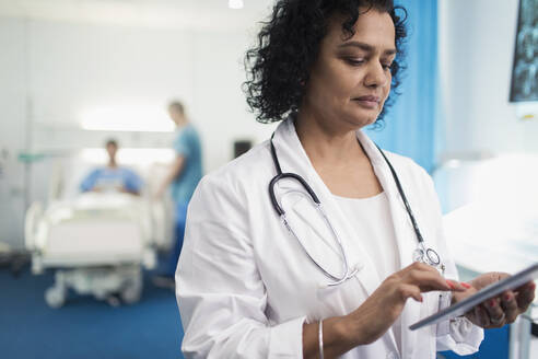 Ärztin mit digitalem Tablet im Krankenhauszimmer - CAIF25061