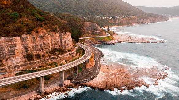 Luftaufnahme einer Sea Cliff Bridge bei Tageslicht, Bundesstaat New South Wales, Sydney, Australien - AAEF07167