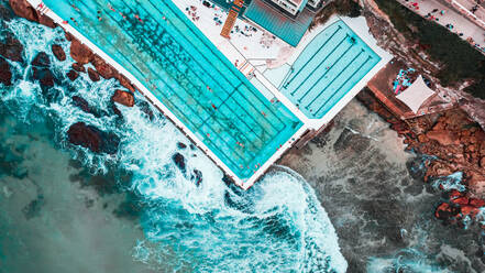 Luftaufnahme eines Icebergs Bondi Yacht Club am Ende des Tages, Staat New South Wales, Sydney, Australien - AAEF07170