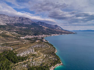 Luftaufnahme der Küstenlinie und von Tucepi, einem kleinen touristischen Ort in der Nähe von Makarska in Dalmatien, Kroatien. - AAEF07180