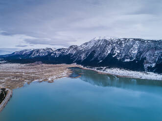 Luftaufnahme des Blidinje-Sees und der Winterlandschaft des berühmten Naturparks Blidinje in Bosnien und Herzegowina. Der Berg Cvrsnica ist ebenfalls im Bild. - AAEF07188