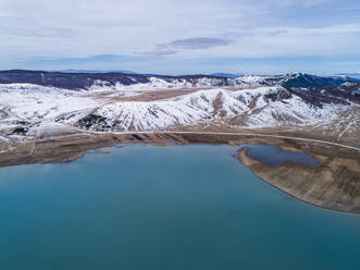 Luftaufnahme des Blidinje-Sees und der Winterlandschaft des berühmten Naturparks Blidinje in Bosnien und Herzegowina. - AAEF07189