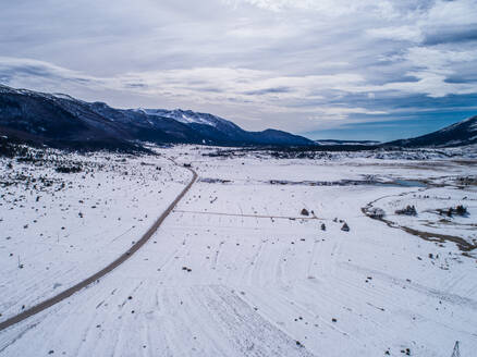 Luftaufnahme der Winterlandschaft des berühmten Naturparks Blidinje in Bosnien und Herzegowina. - AAEF07190