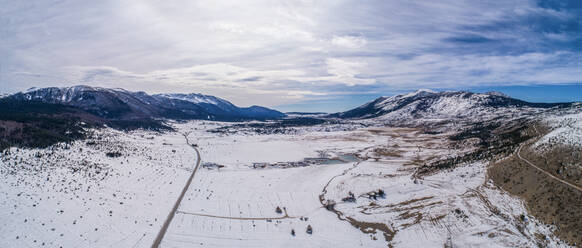 Panoramablick aus der Luft auf die Winterlandschaft des berühmten Naturparks Blidinje in Bosnien und Herzegowina mit den Bergen Vran und Cvrsnica im Bild. - AAEF07191