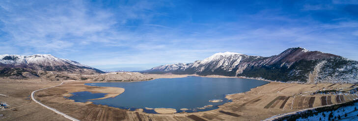 Panorama-Luftaufnahme des Blidinje-Sees und der Winterlandschaft des berühmten Naturparks Blidinje in Bosnien und Herzegowina. - AAEF07201