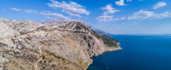 Luftaufnahme des beliebten Wahrzeichens Vruja bei Makarska mit dem Berg Biokovo und der Adria, Kroatien. - AAEF07206