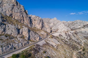 Luftaufnahme des beliebten Wahrzeichens Vruja bei Makarska mit dem Berg Biokovo und der Adria, Kroatien. - AAEF07208