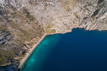 Luftaufnahme des beliebten Wahrzeichens Vruja bei Makarska mit dem Berg Biokovo und der Adria, Kroatien. - AAEF07214