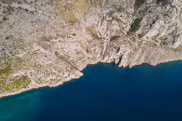 Luftaufnahme des beliebten Wahrzeichens Vruja bei Makarska mit dem Berg Biokovo und der Adria, Kroatien. - AAEF07215