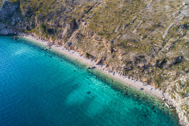 Luftaufnahme des beliebten Wahrzeichens Vruja bei Makarska mit dem Berg Biokovo und der Adria, Kroatien. - AAEF07216