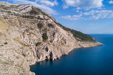 Luftaufnahme des beliebten Wahrzeichens Vruja bei Makarska mit dem Berg Biokovo und der Adria, Kroatien. - AAEF07218