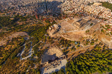 Luftaufnahme des Odeons des Herodes Atticus, Akropolis, Athen, Griechenland - AAEF07234