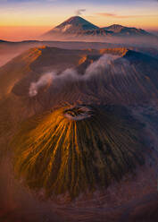 Luftaufnahme des Mount Bromo, Ost-Java, Indonesien. - AAEF07244