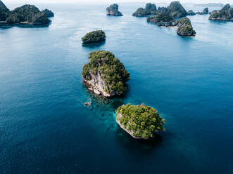 Luftaufnahme von kleinen Inseln mit blauem Wasser in Misool, Raja Ampat, Indonesien. - AAEF07274