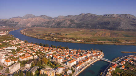 Luftaufnahme der Stadt Opuzen im Neretva-Tal in Dalmatien, Kroatien. - AAEF07285