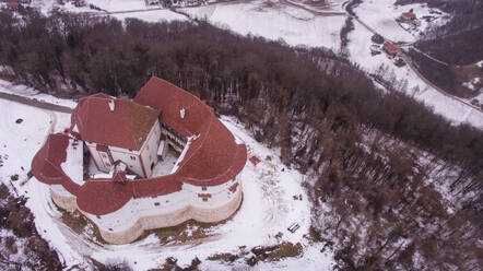 Luftaufnahme der berühmten Burg Veliki Tabor, eine der berühmtesten Burgen in Zagorje, Kroatien. - AAEF07301