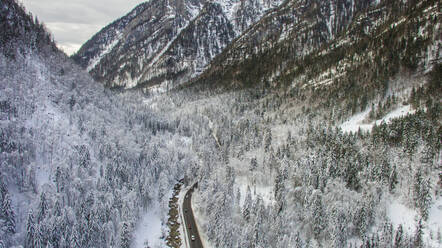 Luftaufnahme der Straße und der Winterlandschaft in der Nähe der berühmten Touristenattraktion - Hallstat in Österreich. - AAEF07309