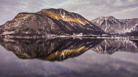 Luftaufnahme der Landschaft der berühmten Touristenattraktion - des Hallstätter Sees in der Nähe der Stadt Hallstat in Österreich. - AAEF07310