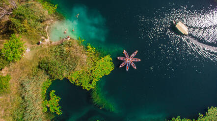 Luftaufnahme von Kajaks mit Blumenmuster in der wunderschönen Natur der Bacina-Seen in der Nähe der Stadt Ploce in Dalmatien, Kroatien. - AAEF07317