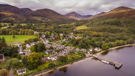 Luftaufnahme von Luss, einem kleinen Ort im Loch Lomond and The Trossachs National Park in der Nähe von Glasgow in Schottland. - AAEF07324
