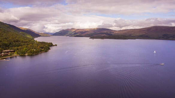 Luftaufnahme der Landschaft des Sees Loch Lomond im Loch Lomond and The Trosshacs National Park in der Nähe von Glasgow in Schottland. - AAEF07325