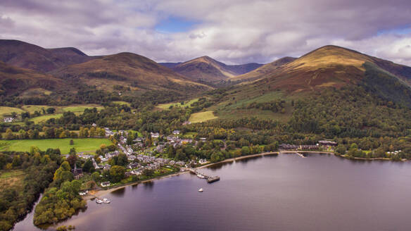 Luftaufnahme von Luss, einem kleinen Ort im Loch Lomond and The Trossachs National Park in der Nähe von Glasgow in Schottland. - AAEF07327